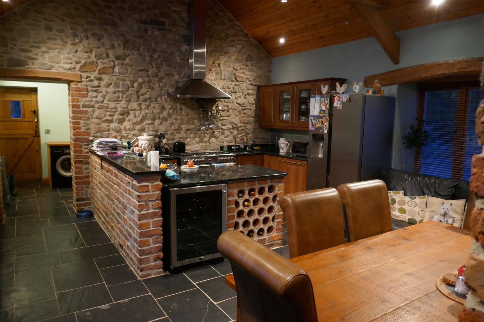 KITCHEN/DINING ROOM